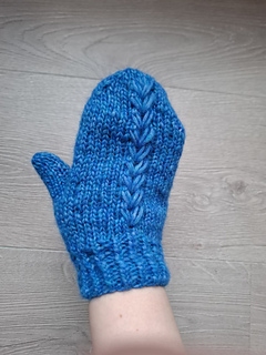 Wisteria Mittens knit by testknitter Jannicke Nilsen. Instagram: @strikke.nilsen. Yarn: Drops Air.
