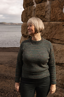 Lesley is wearing a size 3 with F cup bust shaping. She added a welt at the neckline and a split hem.