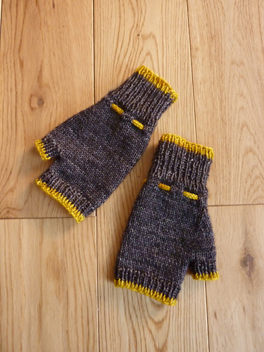 Dainty Fingerless Mittens photo 3