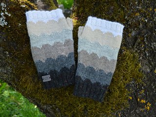 Ravelry: Rewda's Abra Alba wrist warmers