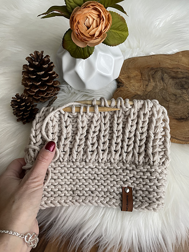 Durant Lue med litt posering / Durant Slouchy Beanie Hat - Rosehip Lane