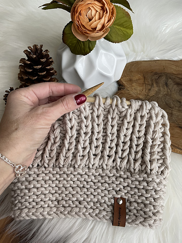 Durant Lue med litt posering / Durant Slouchy Beanie Hat - Rosehip Lane