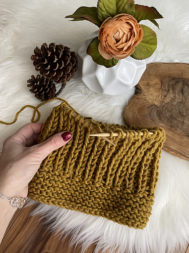 Durant Lue med litt posering / Durant Slouchy Beanie Hat - Rosehip Lane