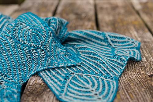 Ravelry: Frail scarf pattern by Robynn Weldon