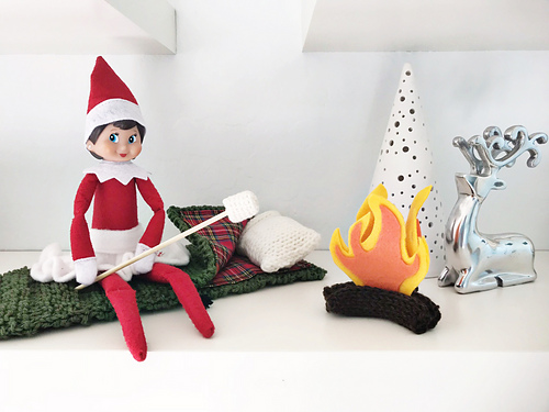 Elf on the Shelf Sovepose og Leirbål - Sally Hogancamp