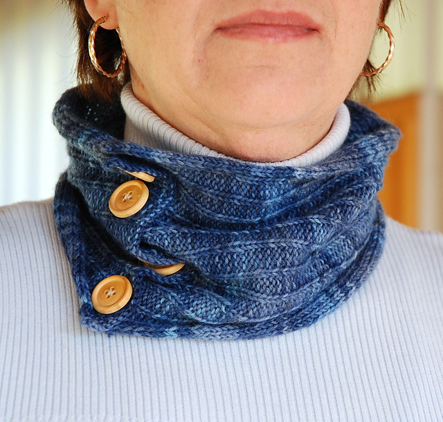 Ravelry Reverse Rib Neck Warmer pattern by Sashka Macievich