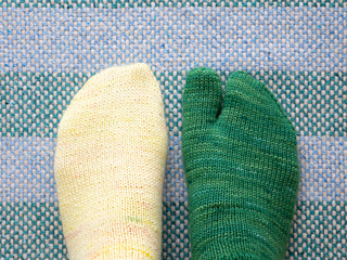 Left: Wide-toe (regular toe) / Right: Tabi-toe