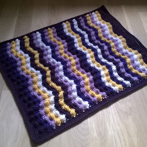 Ravelry: Curvy Bumby Bubble Blanket pattern by Sari Siutti