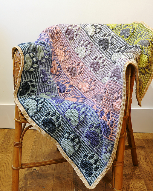 Ravelry Big Paws paw print pet blanket pattern by Sue Doran