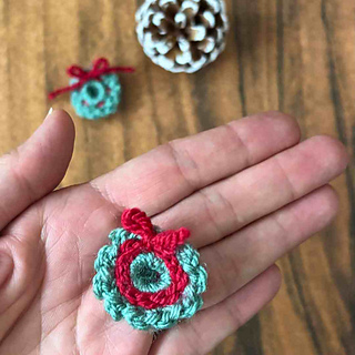 Tiny Christmas Wreath crochet pattern easy