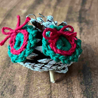 Christmas wreath earrings crochet pattern free