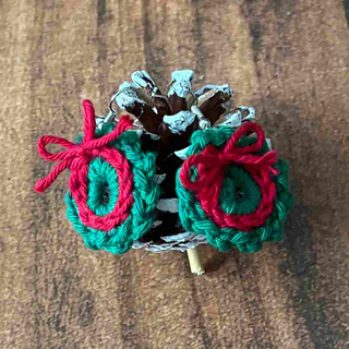 Christmas wreath earrings crochet pattern free