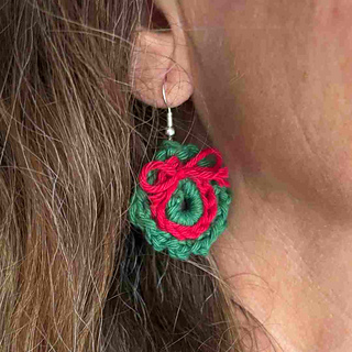Christmas wreath earrings crochet pattern free