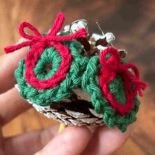Christmas wreath earrings crochet pattern free