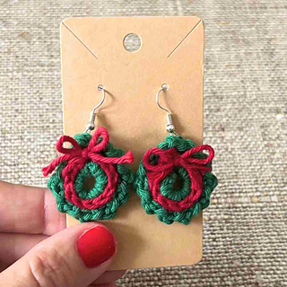 Christmas wreath earrings crochet pattern free