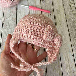 Easy baby hat with bow and ear flaps crochet pattern