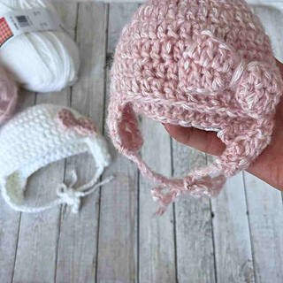 Easy baby hat with bow and ear flaps crochet pattern