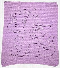 Angela Silvester. Yarn:
DK 240g. Hook: 4mm
30in x 39in (77cm x 100cm)