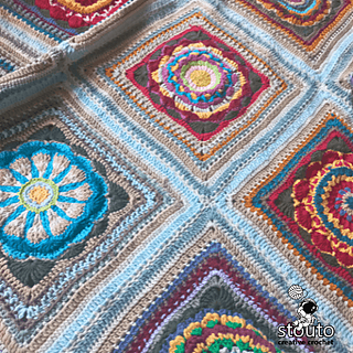 Four diffrent flower squares, give you the option to make a crochet blanket as big or as mall as you might need