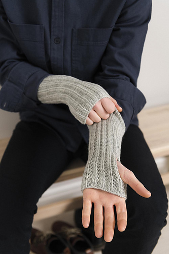 Leeds - fingerless mittens photo 3