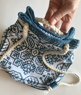 I turned two Filigree motifs into a little backpack.