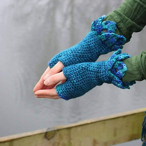 Ravelry Dragon scale Gloves pattern by Hazel Palmer