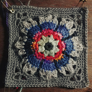 First corner done! The light petals are the wrong colour, lol, but I still like it. And I think my count is good. 