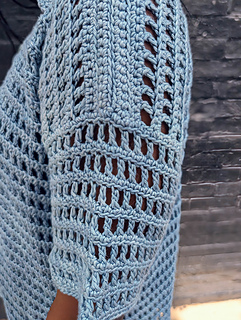 shoulder seam and sleeve details