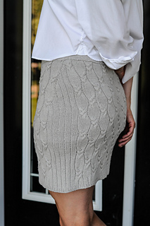 Shown in size 4 with 0.75″ (2cm) of negative ease at waist, and 6″ (15cm) at hips.
