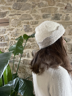 Size adult M-L
Big scallops
Crown length modified -﹥ less deep
Model has a 55 cm / 21.75 in head circumference