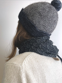 Size adult S-M
Big scallops
No modifications
Model has a 55 cm / 21.75 in head circumference