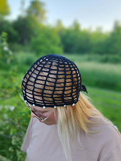 Crochet mesh hat pattern for a black summer hat, showing the overall design.