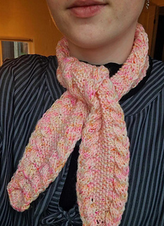 Strikket i en tråd Leonora fra Permin, holdt sammen med en tråd håndfarvet Silkemerino fra Imelda Muse