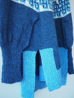 Detail of the oriental-influenced slits and the balloon sleeve.