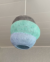 Släckt lampa i ljust rum.