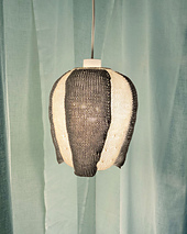 Tänd lampa i mörkt rum.