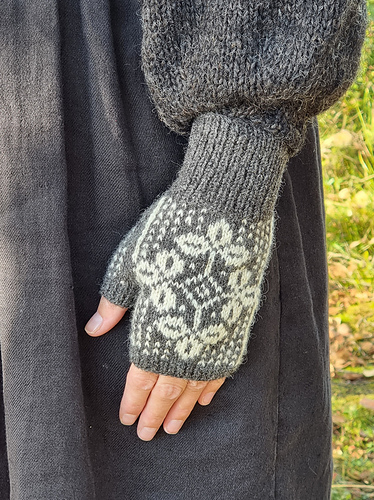 Gwendoline fingerless mittens
