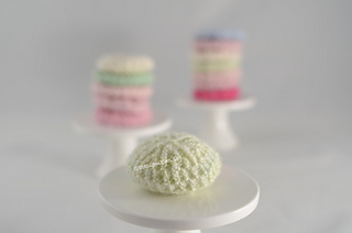 Knitted beret with alternating purl and twisted knot stitches