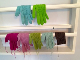The two red pairs to the left are in Kamilla pattern. I have used arwetta, from Filcolana for the pink one.
