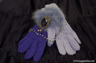 The gloves in dark purple are in the pattern Kamilla