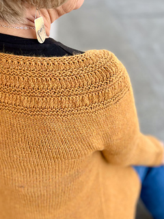 Shown in Harmony Worsted in Honeycomb