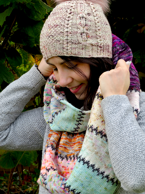 Ravelry: Festive Cheer Cowl pattern by 
