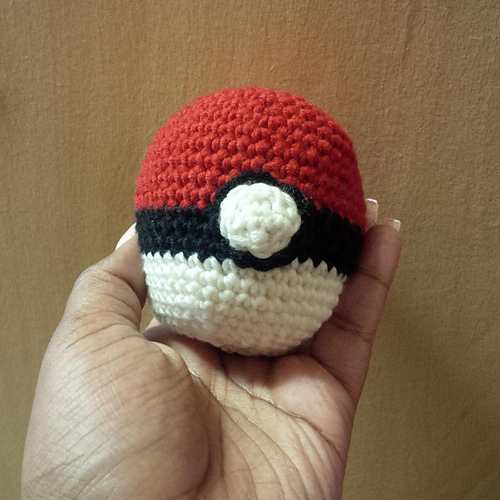 Ravelry Pokémon Pokéball pattern by Alice Riley