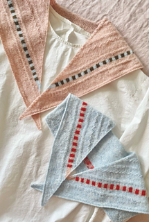 Adult size on top :
Light Peach (MC), 
Very Light Blue & Dark Gold (CC)

Mini size 
Very Light Blue (MC),
Light Peach & Red Orange (CC)