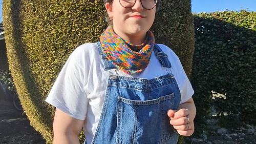 The Infinity Shawl in DK size Small.
Recommended for children. (or Adults as a 'neckerchief' style scarf).
