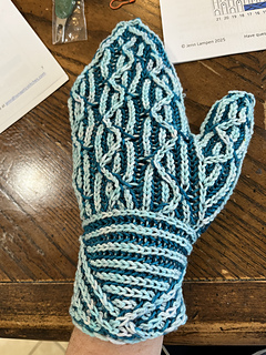 Left mitten finished!!:heart::partying_face::smile: