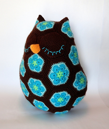 Maggie the African Flower Owl Pillow 다른 모습 6