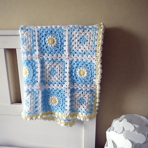 Ravelry Daisy baby blanket square pattern by aisha kenza