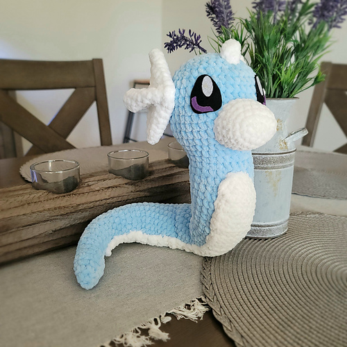 Dratini Amigurumi Chenille Pokemon - Katlyn Howlett