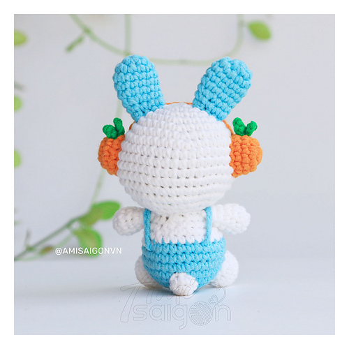 Ravelry: Rabbit with headphones pattern by Vui Vui